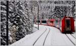 Schnee am Albula. Glacier Express 903 in der Kreuzungsstation Muot 1575m. (23.10.2014)