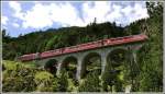 RE1137 mit der Ge 4/4 III 642  Breil/Brigels  auf demRugnux-Viadukt.