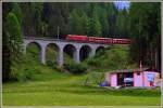 RE1136 mit Ge 4/4 III 648  Susch   auf dem Clix-Viadukt oberhalb von Bergün.