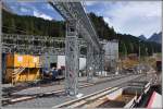 Förderbänder zum Abtransport des Aushubmaterials werden über dem Baubahnhof Preda installiert.