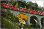 RE1145/GEX900 mit Ge 4/4 III 642  Breil/Brigels  auf dem Rugnux-Viadukt oberhalb von Muot. (15.09.2015)