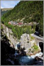 RE1145/GEX900 Mit Ge 4/4 III 642  Breil/Brigels   auf den Sparbögen oberhalb der Station Muot.(15.09.2015)