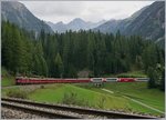 Der Albula Schnellzug RE 1145 Chur - St.Moritz führt nicht nur die Stammkopossition von vier  B  einem  D  und zwei  A , sondern auch noch die GEX Wagengruppen des Glacier Expresse 900 von Zermatt. 
So hatten die beiden RhB Ge 4/4 I 603 und 602 mit ihren dreizehn Wagen Anhängelast reichlich zu tun.
Bei Bergün Bravuogn, den 11. September 2016