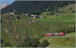 Die RhB Ge 6/6 II 703  St.Moritz  hat auf ihrer Fahrt mit dem Alubla Schnellzug RE 1148 die mittlere Ebene oberhalb von Bergün erreicht.