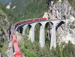 Extra für die Gäste des am Zugschluss hängenden Glacier Express 904 fährt der Lokführer mit der Ge 4/4 III 648  Susch  und dem RE1153 sehr langsam über das Landwasserviadukt. 

Landwasserviadukt, 13. Juni 2017