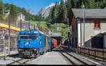 Ge 4/4 III 652 mit Werbung für den HC Davos erreicht am 13. Juli 2017 mit einem RE St. Moritz - Chur nach Durchfahrt des Albulatunnels den Bahnhof Preda.