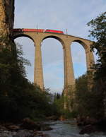 Mit dem R1114 (St.Moritz - Chur) fährt Ge 4/4 III  Susch  über das Landwasserviadukt.