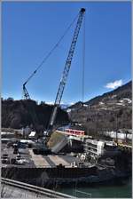 Bau der 2. Hinterrheinbrücke in Reichenau-Tamins. S1 1518 nach Schiers mit ABe 4/16 3103. Der Riesenkran hält das zweite Brückensegment in Position. (13.02.2018)