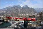 Bau der zweiten Hinterrheinbrücke in Reichenau-Tamins. S1 1510 mit ABe 3104 ist aus Rhäzüns zurückgekehrt und überquert soeben den Hinterrhein. (23.02.2018)