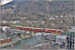 Bau 2.Hinterrheinbrücke RhB in Reichenau-Tamins. Einbau des Mittelteils. Ein paar Minuten später schwebt das Brückenteil bereits in Position, während die S1 1508 mit dem Vorortspendel Be 4/4 513 und zwei Steuerwagen über die alte Brücke fährt. (09.03.2018)