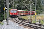 Der IR1136 mit der Ge 4/4 III 644  Savognin  nähert sich der Verzweigung am Ende der Hinterrheinbrücke bei Reichenau-Tamins.