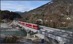 S2 1556 nach Chur mit ABe 4/16 3104 auf der neuen Hinterrheinbrücke bei Reichenau-Tamins.