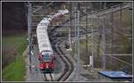 IR1140 aus St.Moritz mit Steuerwagen Ait 57806 und schiebendem ABe 8/12 3507 nähert sich der provisorischen Verbindung Richtung Oberland.