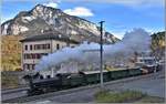 Dampfextrazug mit Lok G 4/5 107  Albula  bei der Abfahrt in Reichenau-Tamins.