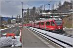 IR1133 mit ABe 8/12 3511 nach St.Moritz fährt in Filisur ein. (22.11.2019)