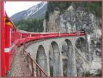 Der Berninaexpress berquert auf der Fahrt nach Chur kurz nach Filisur den Landwasserviadukt. Das ist eines der meist fotgrafierten Sujets auf dem Netz der RhB. (13.06.2007)