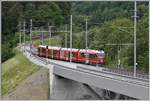 S1 1516 mit ABe 4/16 3101 nach Schiers wechselt auf die linke Hinterrheinbrücke in Reichenau-Tamins. (13.05.2020)