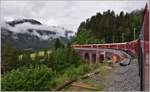 IR1121 nach St.Moritz auf dem Schmittnertobelviadukt, das zur Zeit umfassend erneuert wird. (09.06.2020)