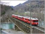 Nachschuss auf den Be 4/4 516 Pendel nach Rh�z�ns, der soeben den Hinterrhein bei Reichenau-Tamins �berquert.