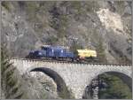 Lschzug mit Ge 6/6 I 412 und Wasserwagen 9049 verlsst den Landwasserviadukt.