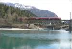 Viermal pro Stunde �berquert ein Be 4/4 Pendel den Hinterrhein bei Reichenau-Tamins.