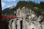 RE 1157 von Chur nach St. Moritz auf dem Landwasser-Viadukt kurz vor Filisur gezogen von einer Ge 4/4 III 650  Seewis im Prttigau  mit Werbung fr das  UNESCO Weltkulturerbe Albula und Bernina  am 3. Mai 2008.