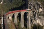 RE 1153 (Chur/St. Moritz) mit Ge 4/4 III 641  Maienfeld  auf dem Landwasser-Viadukt. (Foto: Andreas am 10.10.2008, zeitgleich wie Bild 259622 von unten)