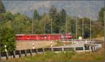 Lngs der Kantonsstrasse zwischen Rhzns und Rothenbrunnen erscheint der RE1141 mit Ge 4/4 III 646 auf der Fahrt von Chur nach St.Moritz.