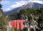 Vor der Pyramide der Muchetta zieht eine Ge 4/4 I den GlacierExpress 902 mit Bestimmung Davos Platz ber das Landwasser Viadukt.