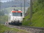 Ge 4/4 III 649  Lavin  zieht bei Reichenau-Tamins den GlacierExpress 906/908 nach St.Moritz um die Kurve. (18.05.2010)