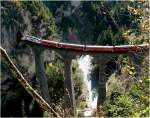 Zug auf dem Landwasser-Viadukt.