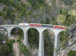 Ein RE mit einem Gourmino Speisewagen fhrt am 6.7.2010 ber das Landwasserviadukt nach Chur.