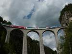 Ein Glacier Express in Richtung St. Moritz berquert am 6.7.2010 das Landwasserviadukt bei Filisur.