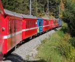 Im RhB-Zug Chur-Samedan-St. Moritz, gezogen von einer Ge 4/4 III zwischen Tiefencastel und Filisur. Eingereiht ein blauer Arosa-Wagen am 09. Okt. 2010, 14:04