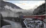 Nebelschwaden hngen in der Schinschlucht als RE1121 mit Ge 4/4 III 652  Vaz/Obervaz Lenzerheide-Valbella  den Soliserviadukt berquert.