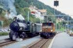 RhB Lschzug 9835 von Landquart nach Thusis am 24.08.1995 in Thusis mit Ge 6/6I 414 - Kkw 7341 neben Dampfzug 3835 fr RHTIA INCOMING von Landquart nach Thusis mit Dampflok G 4/5 107 - B 2247 - D