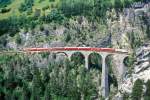 RhB Schnelllzug 545 von Chur nach St.Moritz am 04.07.1999 auf Landwasser-Viadukt zwischen Alvaneu und Filisur mit E-Lok Ge 4/4III 649 - B - D - 3x B - 2x A.