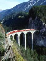 RhB Schnelllzug 545 von Chur nach St.Moritz am 13.10.1999 auf Landwasser-Viadukt zwischen Alvaneu und Filisur mit E-Lok Ge 6/6II 702 - D - 3x B - 2x A - Lbv.