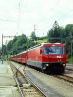RhB Schnellzug 551 von Chur nach St.Moritz am 28.06.1995 Einfahrt Filisur mit E-Lok Ge 4/4 III 643 - D 4220 - B 2426 - B 2460 - B 2431 - A 1263 - A 1232. Hinweis: Lok noch ohne Werbung, gescanntes Dia
