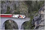 RE1137 nach St.Moritz mit Ge 4/4 III 649  Lavin  berquert das Landwassertal.