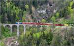 Der Re 1144 mit der Ge 4/4 III 652  Vaz/Obervaz Lenzerheide-Valbella  fhrt am Schluss einen Postcontainer mit. (22.05.2013)