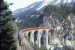 RhB Schnellzug 555 von Chur nach St.Moritz am 14.03.1999 auf Landwasser-Viadukt zwischen Alvaneu und Filisur mit E-Lok Ge 6/6 II 707 - D 4226 - B 2391 - B 2430 - B 2392 - A 1267 - A 1269 - A 1223 - WR