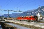 RhB Gterzug 5369 von Landquart nach Pontresina am 26.08.1998 in Thusis mit E-Lok Ge 4/4 II 626 - Ge 4/4 II 633 - Rpw 8294 - Rpw 8286 - Rpw 8290 - Gakv 5412 - Uce 8097 - Uce 8022 - Skl 8410 - Gakv