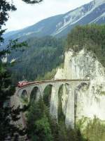 RhB Extragterzug 6574 von Filisur nach Landquart am 27.06.1995 auf Landwasserviadukt zwischen Filisur und Alvaneu mit E-Lok Ge 4/4 III 641 - 5x Rw - 4x Uce - Haikv. - Hinweis: Umleitungsverkehr wegen Streckensperrung Saas, gescanntes Dia
