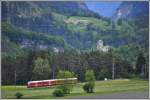 S1 1561 mit ABe 4/16 3102 bei Cazis. Im Hintergrund ist das Schlosshotel Schauenstein in Fürstenau zu sehen. (17.05.2014)