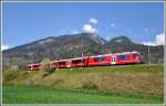 S2 1560 mit dem Allegra 3103 kurz vor Reichenau-Tamins. (23.04.2015)