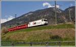 RE1136 mit der Ge 4/4 III 643  Vals  kurz vor Reichenau-Tamins. (23.04.2015)