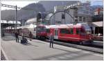 RE1128 mit Ge 4/4 III 642  Breil/Brigels  und S21556 mit Allegra 3101 kreuzen uns in Thusis, wo echte und falsche Passagiere auf den Zug warten.