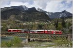 Die S1 1516 aus Rhäzüns mit dem ABe 4/16 3105 auf der Hinterrheinbrücke bei Reichenau-Tamins.