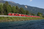 ABe 8/12 3509 zieht am 07.05.2016 den Bernina-Express 951 dem Hinterrhein entlang.